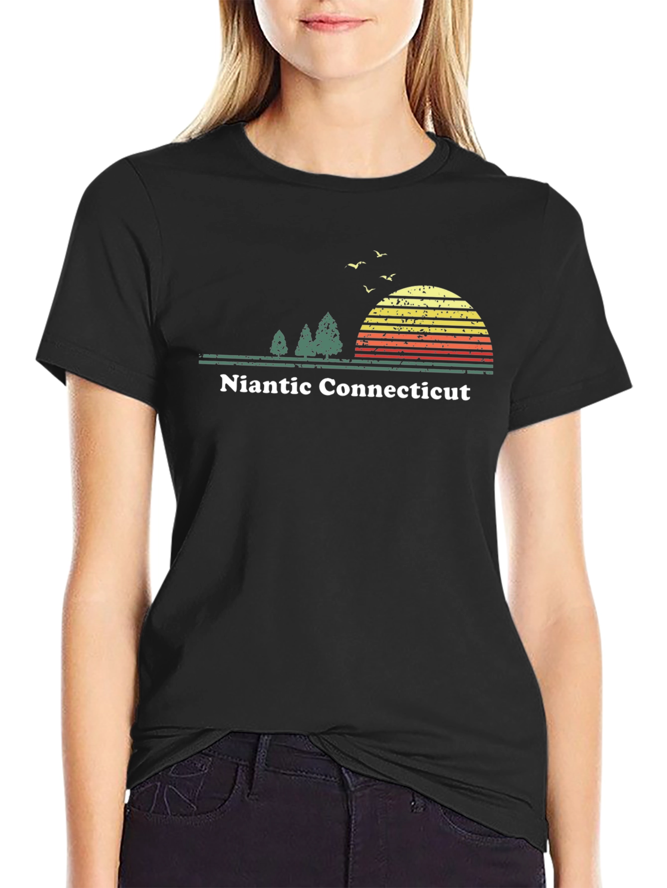 Niantic Connecticut T-Shirt - Retro Style Sunset