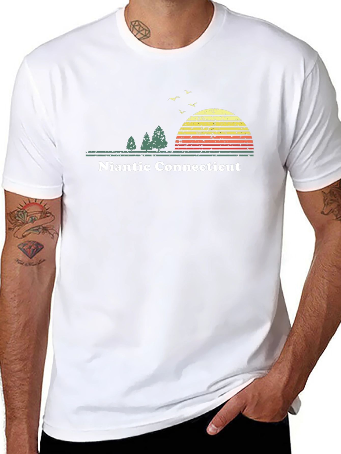 Niantic Connecticut T-Shirt - Retro Style Sunset