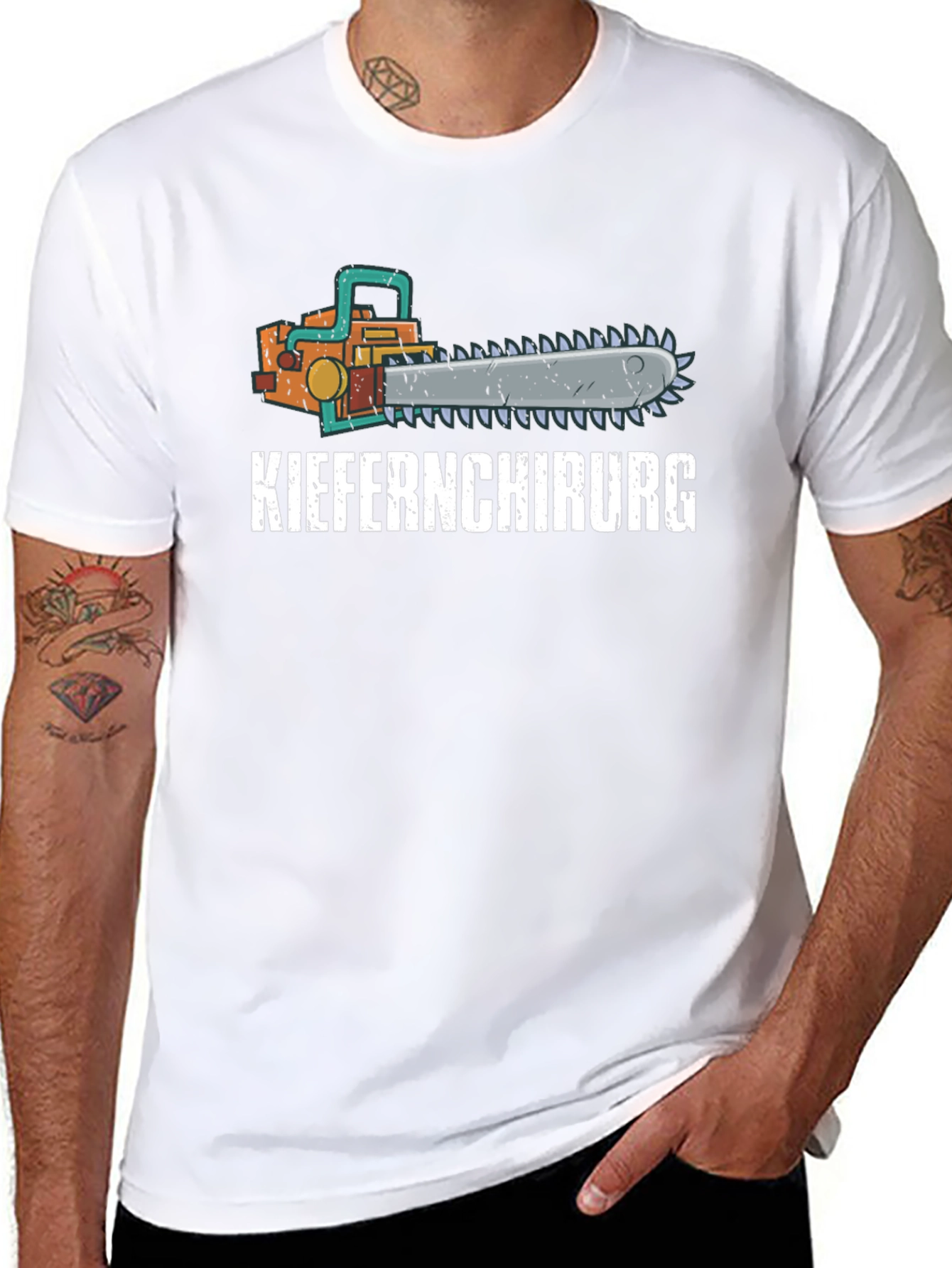 Kieferchirurg Chainsaw Graphic T-Shirt