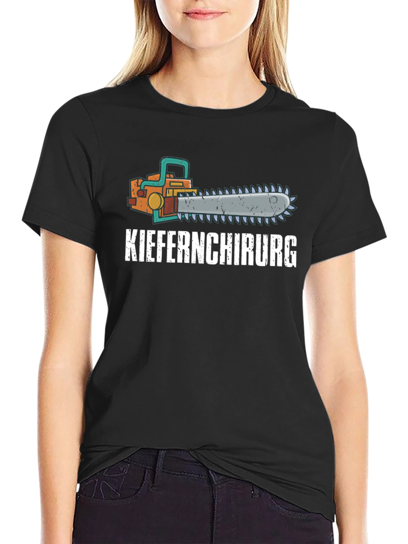 Kieferchirurg Chainsaw Graphic T-Shirt